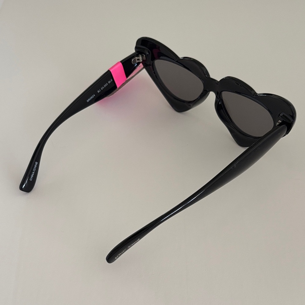☀️Betsey Johnson Black Heart Sunglasses 🕶️ - Picture 3 of 4